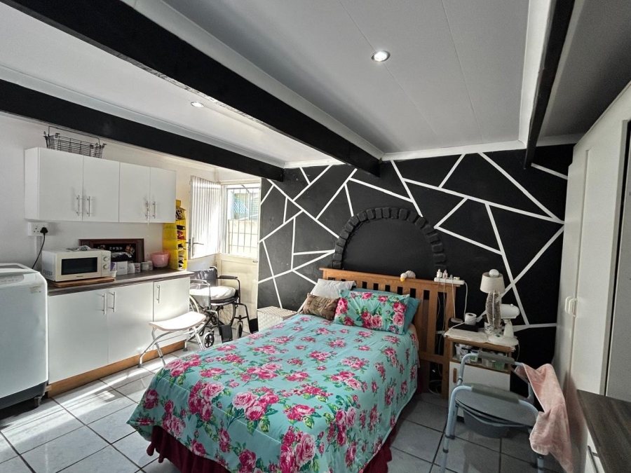 5 Bedroom Property for Sale in Sunrise On Sea Eastern Cape